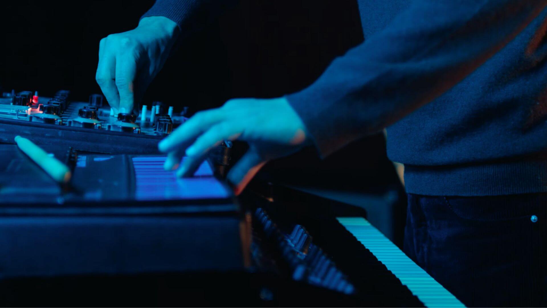 Screenshot - "JB Dunckel & Jonathan Fitoussi - Ghost Town"