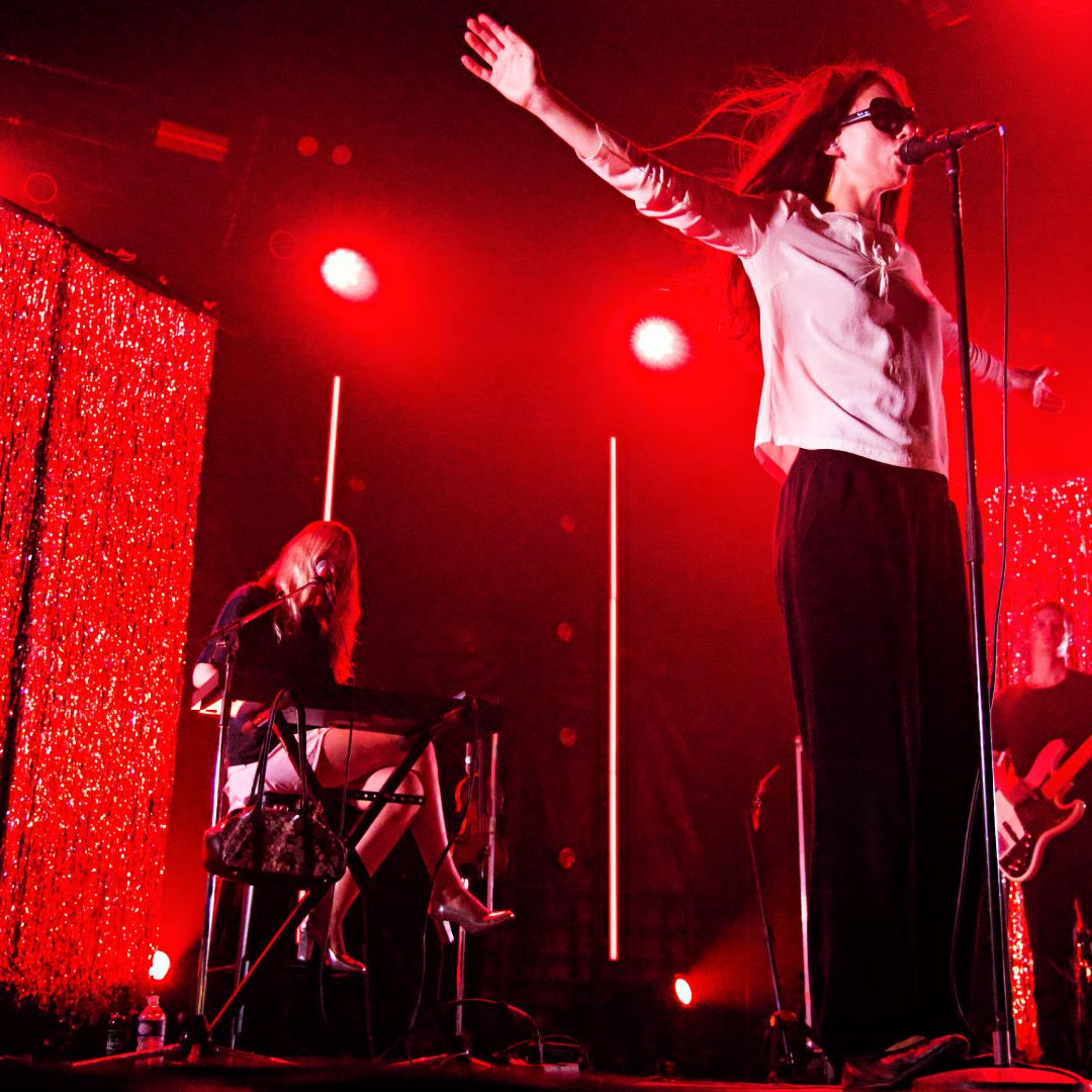 Musiciennes en lunette noire : comment Horsegirl et Smerz ont rendu magnétique la première soirée de la Route du rock
